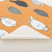 Fett, flauschige Katzen liegen auf dem Rücken. Nie Sherpadecke (3/4)