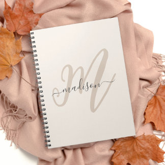 Fett formatierte Skriptmonogramm und Name in Beige Notizblock