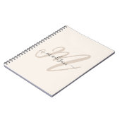 Fett formatierte Skriptmonogramm und Name in Beige Notizblock (Linke Seite)