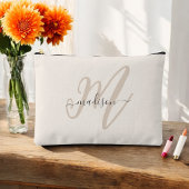 Fett formatiertes Skript Beige Name und Monogramm Zubehörtasche