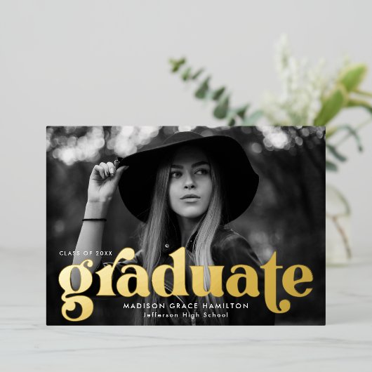 Fett Gold Typografy Graduation Party Folieneinladung (Stehend vorne)