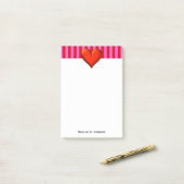 Fett heißes Rosa, rote Streifen, rotes metallische Post-it Klebezettel (Auf Schreibtisch)