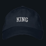Fett KKING Text bestickt mit verstellbarem Navy-Ha Bestickte Baseballkappe<br><div class="desc">Die individuell bedruckte, anpassbare Cap ist ein stilvolles, passendes Accessoire für jeden lässigen Look. Der aus hochwertigen Materialien gefertigte, marinebolde Hut mit kühlem, besticktem "KING"-Text ergänzt Ihren Kleiderschrank um eine Touch Persönlichkeit. Das verstellbare Gurtband sorgt für eine perfekte Passform und macht es bequem für den Alltag, während Sie Ihren Straßenstil...</div>