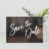 Fett Lässige Typografie über braunes Holzfässchen Save The Date (Stehend Vorderseite)