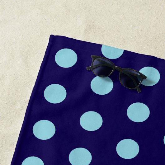 Fett Light Blue Polka Dots auf Navy Blue Strandtuch (Beispiel)