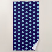 Fett Light Blue Polka Dots auf Navy Blue Strandtuch (Vorderseite)