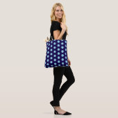 Fett Light Blue Polka Dots auf Navy Blue Tasche (Am Model)