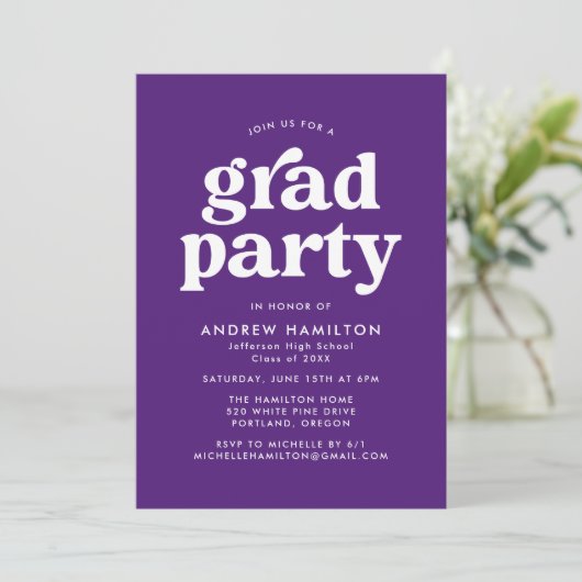 Fett Lila Typografy Foto Graduation Party Einladung (Stehend Vorderseite)