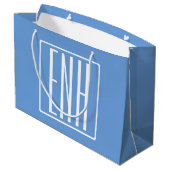 Fett Modern 3 Initialen Monogramm | Soft Blue Große Geschenktüte (Rückseite Schrägansicht)