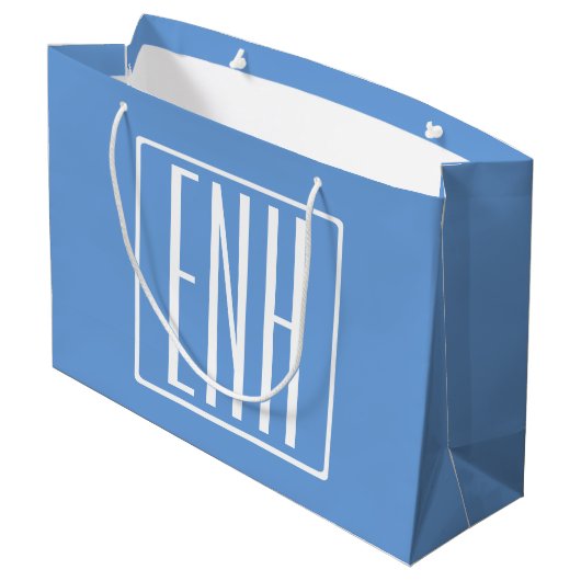 Fett Modern 3 Initialen Monogramm | Soft Blue Große Geschenktüte (Rückseite Schrägansicht)