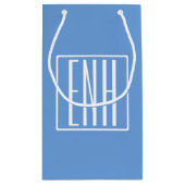 Fett Modern 3 Initialen Monogramm | Soft Blue Kleine Geschenktüte (Rückseite)