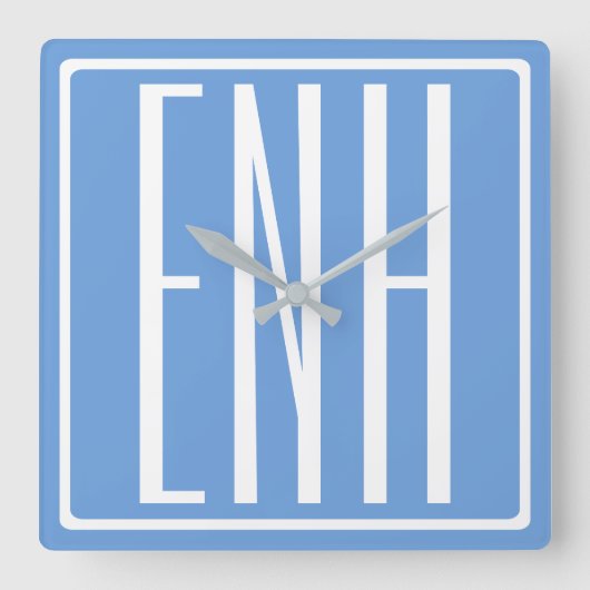 Fett Modern 3 Initialen Monogramm | Soft Blue Quadratische Wanduhr (Vorderseite)