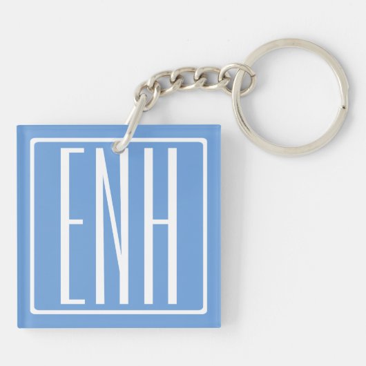 Fett Modern 3 Initialen Monogramm | Soft Blue Schlüsselanhänger (Rückseite)