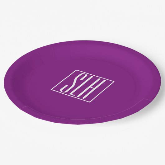 Fett Modern 3 Initialen Monogramm | Weiß und Lila Pappteller (Schrägansicht)