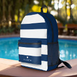 Fett Modernes, blaues Streifenmuster mit Herz Bedruckter Rucksack<br><div class="desc">Ein minimales Design mit riesigen Streifen und einem Platz,  um Ihren Namen hinzuzufügen. Ein winziges Herz befindet sich direkt über der Monogramm-Fläche. Ein kühnes,  aber minimales Design mit einem optionalen Bereich zum Hinzufügen von Text.</div>