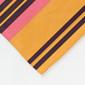 Fett orange-pinke horizontale Streifenmuster Fleecedecke (Ecke)