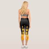 Fett orangegelbes Feuer Flammen schwarz Capri Leggings (Rückseite)