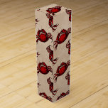 Fett Red Crab Muster auf Beige Weinbox<br><div class="desc">Mit diesem auffälligen Design mit fett roten Krebsen auf beigem Hintergrund fügen Sie Ihrem Geschenk eine lebendige Touch an der Küste hinzu. Dieses lebendige Muster eignet sich ideal für Strandliebhaber,  Fisch- und Meeresfrüchtefreunde oder Wassersportaktivitäten. Freuen Sie sich auf einen Pop an Farbe und Seeblick.</div>