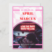 Fett Retro Typografie Rosa rotes, lebendiges FOTO Save The Date (Rückseite)