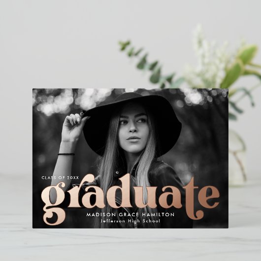Fett Rose Gold Typografy Graduation Party Folieneinladung (Stehend vorne)