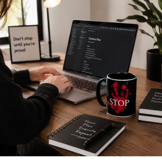 Fett roter Handprint "STOP" Warnsymbol - Aktivieru Tasse