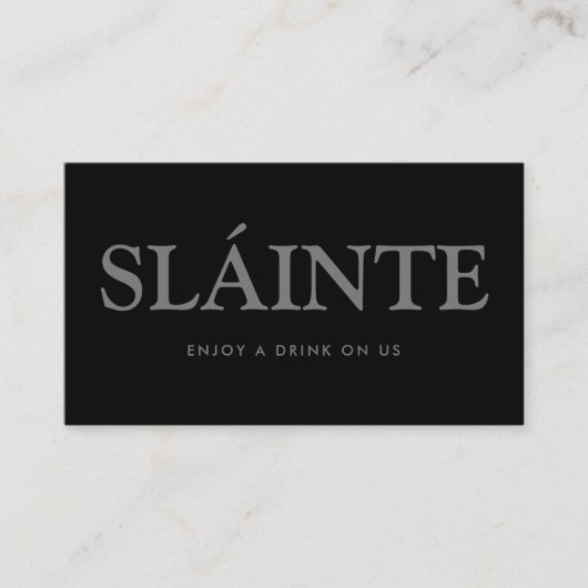 Fett Schriftart "Sláinte" Irish Gaelic Free Drinks Begleitkarte (Vorderseite)