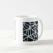 Fett Schwarz-Weiß-Spider-Webgeometrie Kaffeetasse (VorderseiteRechts)
