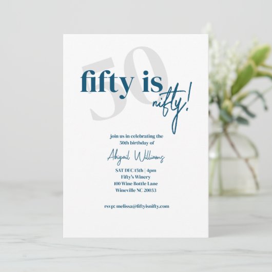 Fett Typografie mit Kalligrafie 50 Nifty Geburtsta Einladung (Stehend Vorderseite)