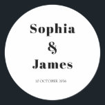 Fett Typografie White Minimalistisch Wedding Runder Aufkleber<br><div class="desc">Einfach personalisieren, indem Sie jede Information ersetzen. Stellen Sie sicher, dass Sie die Vorschau vor dem Hinzufügen zum Warenkorb Karo haben. Anzeigen des Auflistungslinks auf dieser Seite, um alle passenden Elemente in diesem Design anzuzeigen</div>