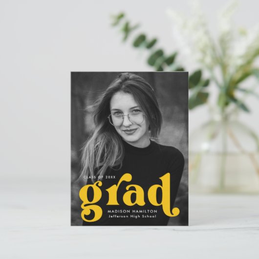Fett-Typografie-Yellow-Foto-Graduierungspartei Einladungspostkarte (Stehend Vorderseite)