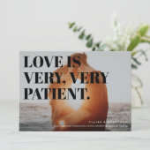 Fett und frech Typografisch aufgeschobene Hochzeit Ankündigung (Stehend Vorderseite)