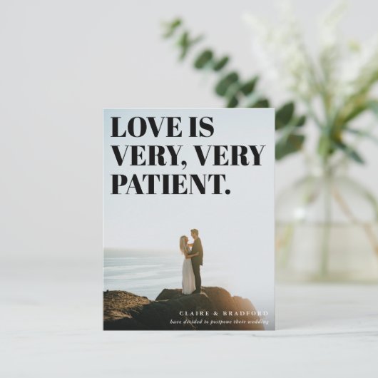 Fett und frech Typografisch aufgeschobene Hochzeit Ankündigung (Stehend Vorderseite)