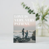 Fett und frech Typografisch aufgeschobene Hochzeit Ankündigung (Stehend Vorderseite)