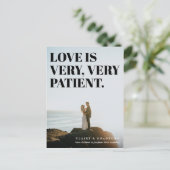 Fett und frech Typografisch aufgeschobene Hochzeit Ankündigungspostkarte (Stehend Vorderseite)