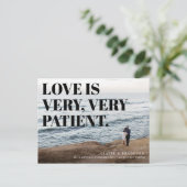 Fett-und freche typografische Hochzeit verschoben Ankündigungspostkarte (Stehend Vorderseite)