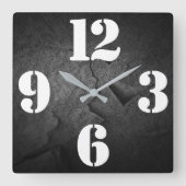Fett-Zahlenfokus auf schwarzem Schiefer Quadratische Wanduhr (Vorderseite)
