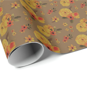 Fette gelbe Rosen und Herbstblumen auf Braun Geschenkpapier
