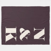 Fette moderne Monogrammanfänge Pflaume Elfenbein N Fleecedecke (Vorderseite (Horizontal))