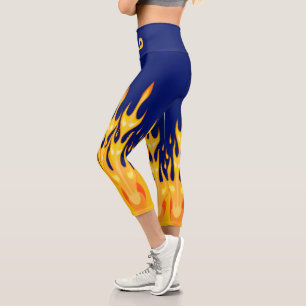 Fette orange-gelbe Feuerflammen auf Blau Capri Leggings