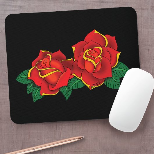 Fette rote traditionelle Rosen-Tätowierung Schwarz Mousepad