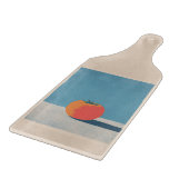 Fette Tomate auf minimaler blauer Kunst Schneidebrett (Ecke)