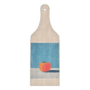 Fette Tomate auf minimaler blauer Kunst Schneidebrett