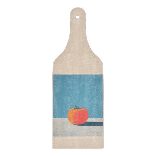 Fette Tomate auf minimaler blauer Kunst Schneidebrett (Vorderseite)