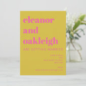 Fette Typografie Bright Pink Yellow Moderne Hochze Einladung (Stehend Vorderseite)