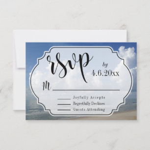 Fette Wolken über dem Strandfoto mit Badge-RSVP RSVP Karte