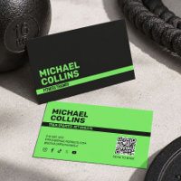 Fetter grüner Fitness-Trainer modern