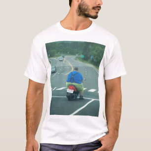 Fetter Mann auf einem Moped T-Shirt