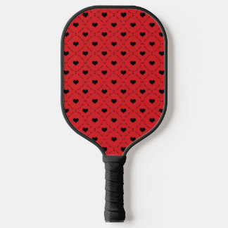 Fetter roter Hintergrund mit kleinen schwarzen Her Pickleball Schläger