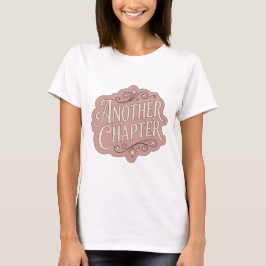 Fettes Rosa ANOTHER CHAPTER Grafikdesign T-Shirt (Vorderseite)