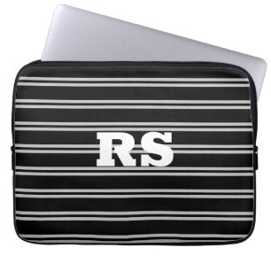 Fettes weißes Monogramm, hellgraue Linien auf Schw Laptopschutzhülle
